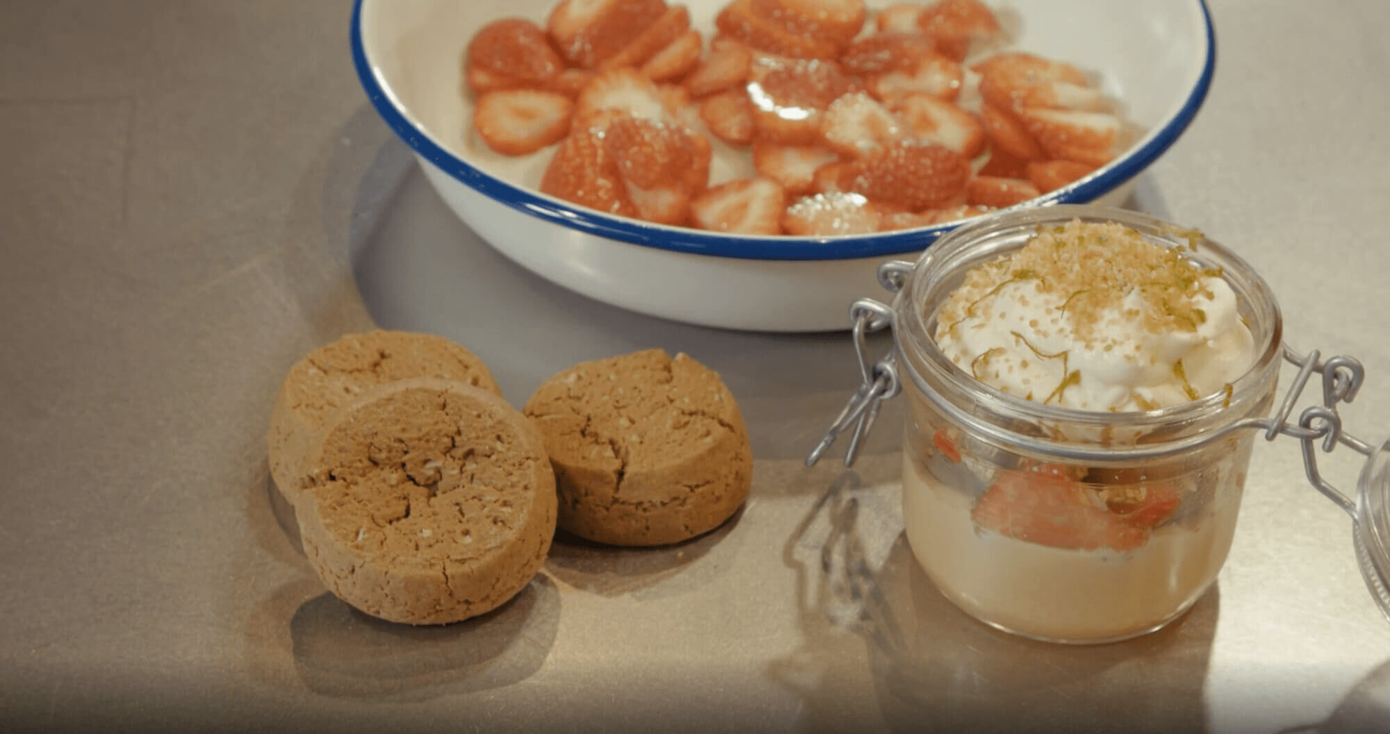 Panna cotta karamel - aardbei - crumble - speculaas